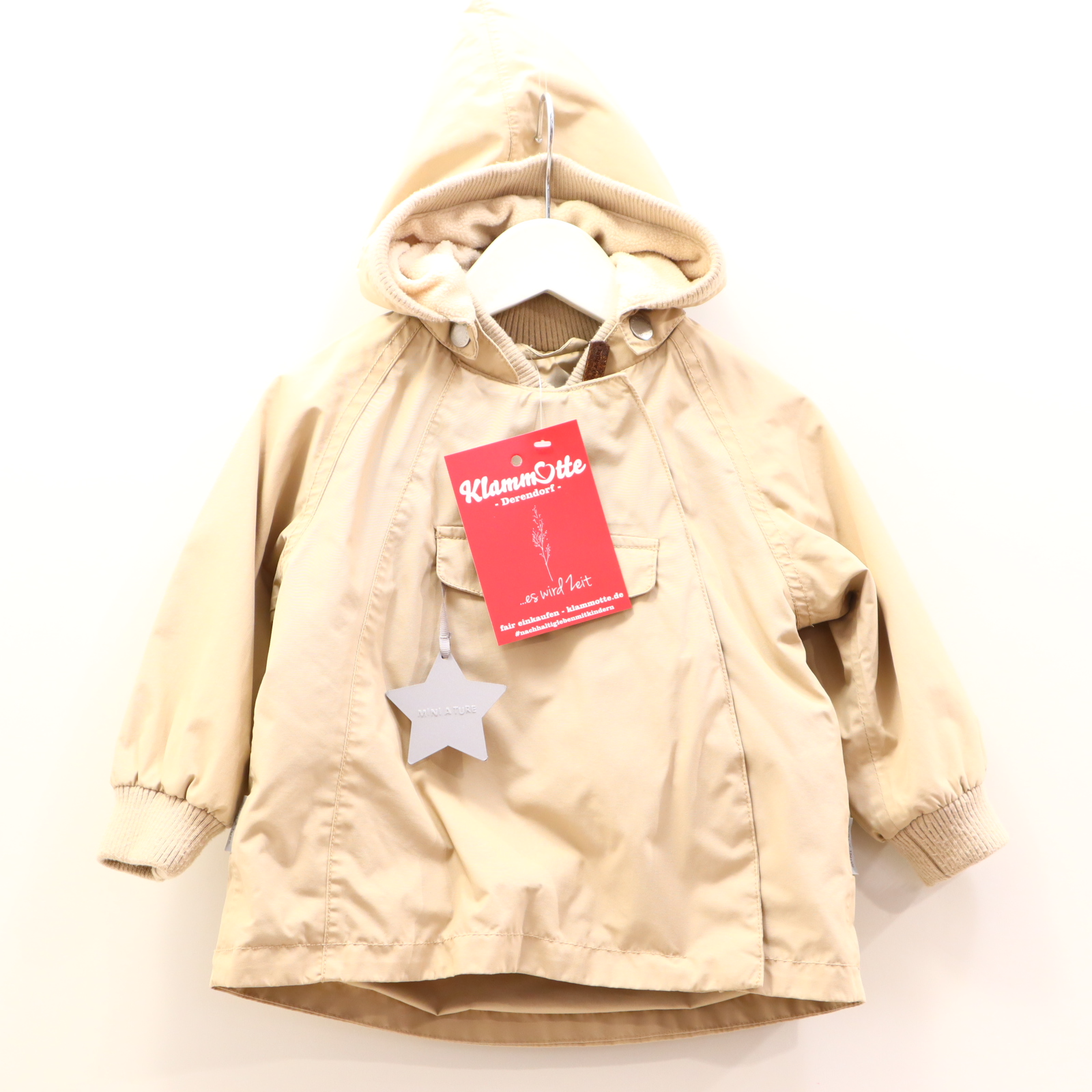 Jacken & Overalls MINI A TURE Anorak 80 sand abnehmb. Kapuze/diagonaler Reißvershluß/Fleecefutter/Zipfelkapuze Applikation/Logo Herbst/Übergang