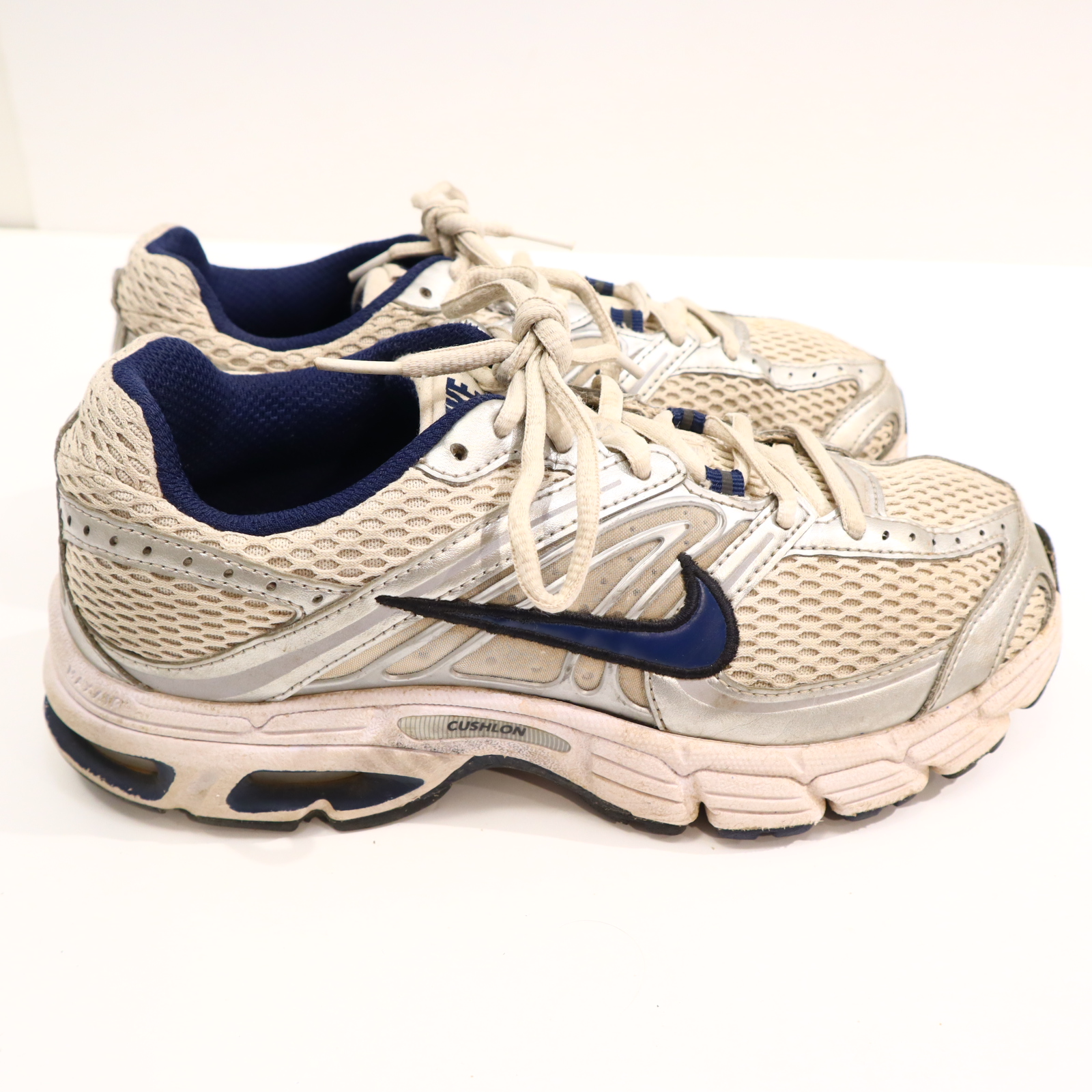 Halbschuhe NIKE Sneaker 39 blau/silber/weiß Mesh leichte gleichmäßige Ablaufspuren
