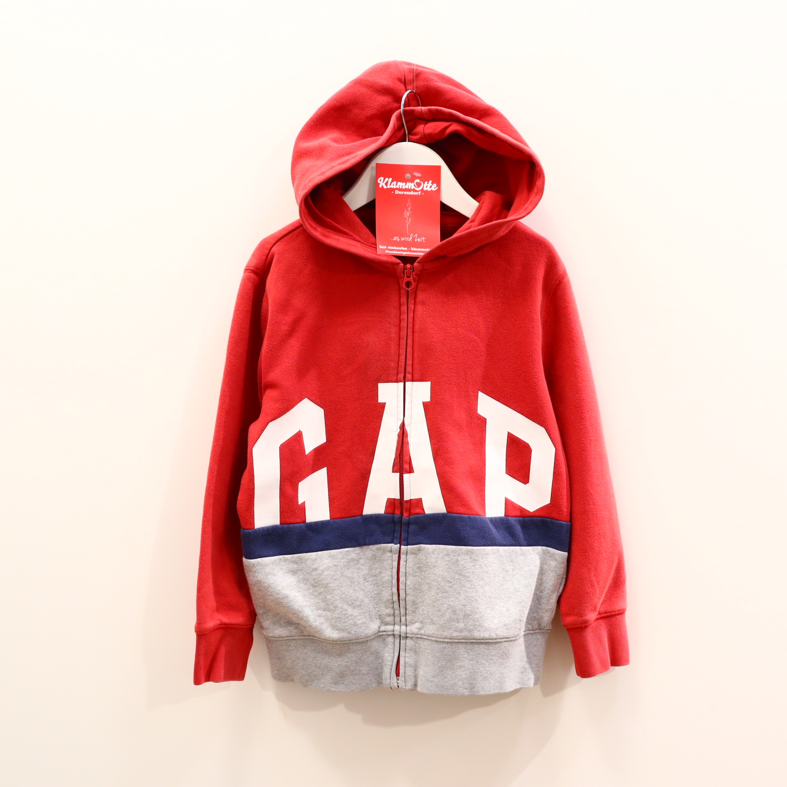Oberteil GAP Gr. 128/Gr. 134 Kapuzenjacke blau/grau/rot Baumwolle/Polyester Blockstreifen/Logo/Print
