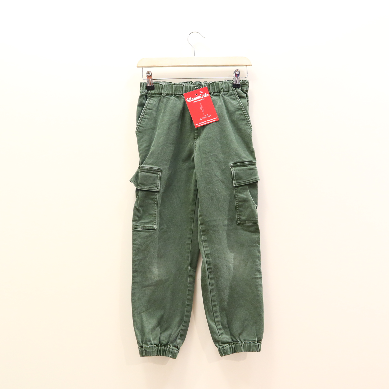 Hose UNIQLO 134/140 Cargo oliv Gummibandzug/verstellb. Bund Baumwolle/Elasthan/Twill