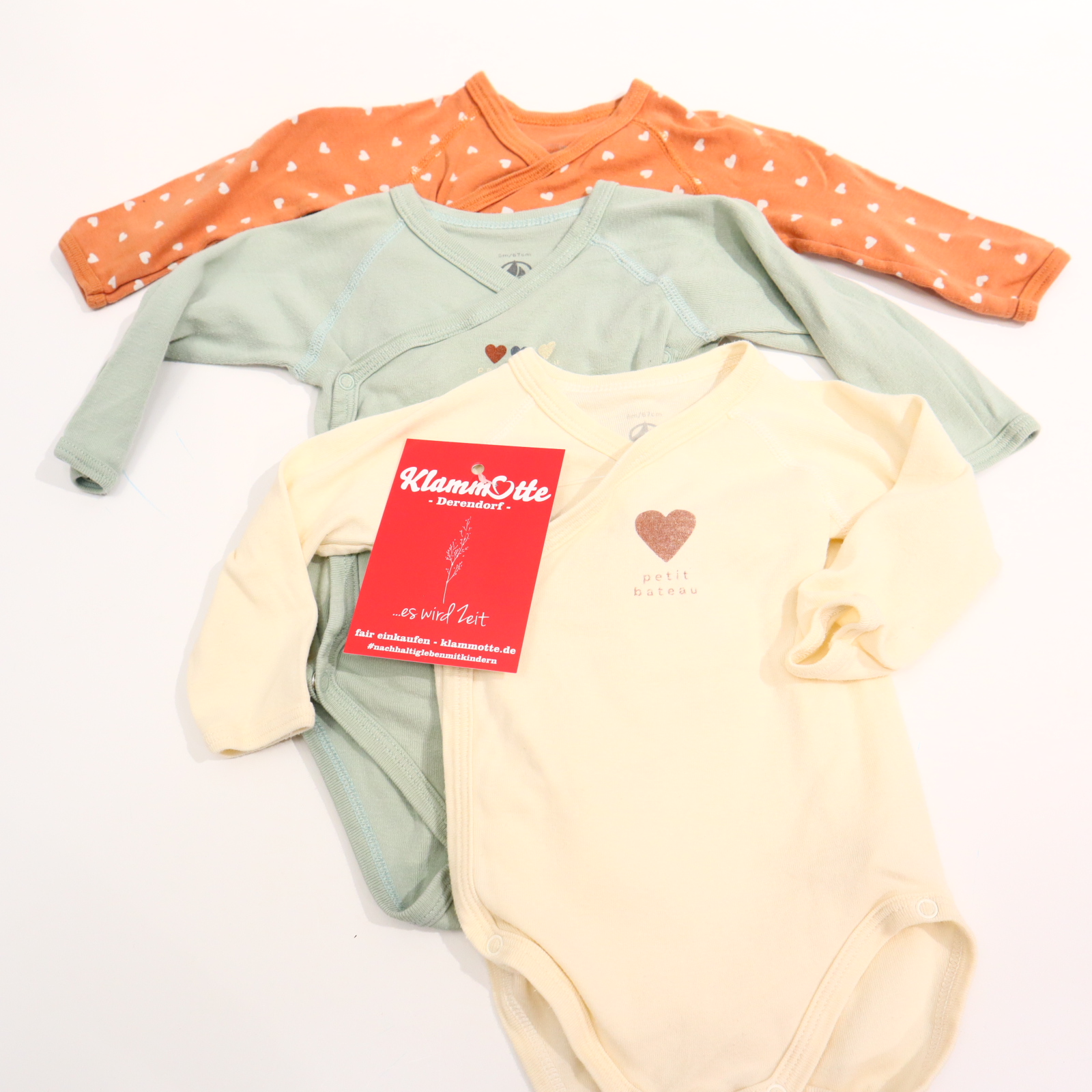 Body PETIT BATEAU 68 creme/karamell/salbei langarm/Wickelbody/3er Set Allover Print/Herzen/Print Baumwolle