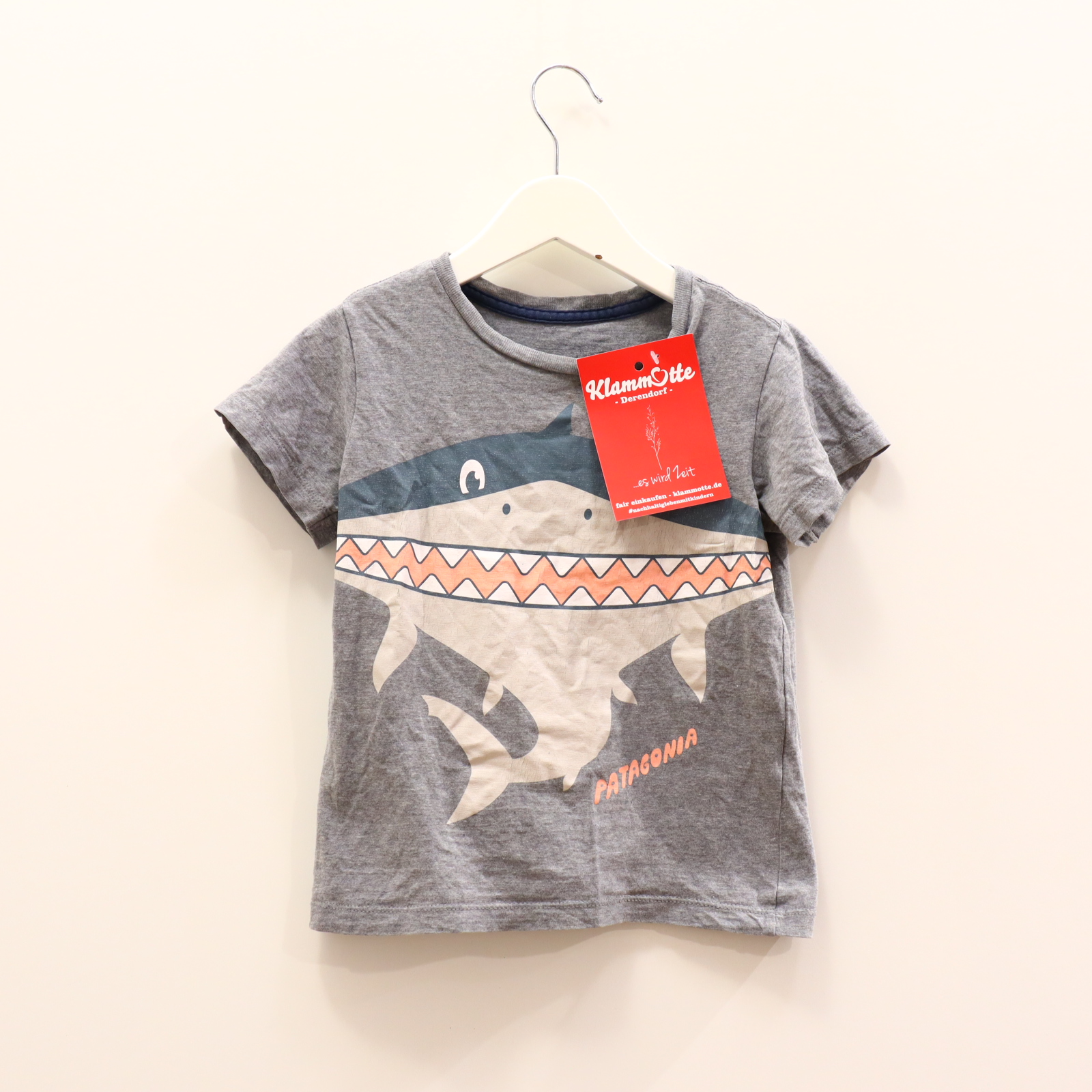 Oberteil patagonia Gr. 104 kurzarm Shirt grau Logo/melange/Print