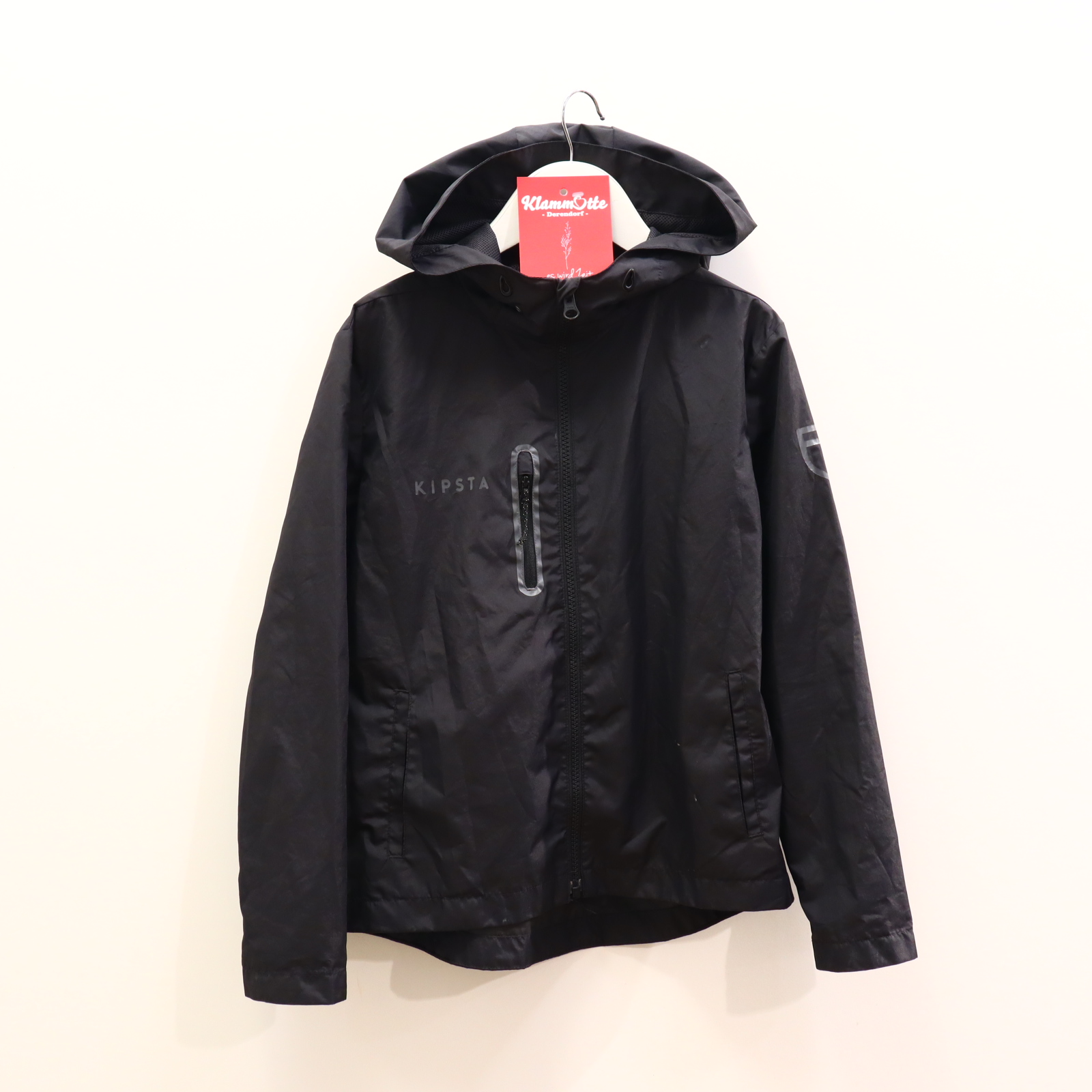 Jacke DECATHLON/KIPSTA 140 schwarz Logo/Print Regenjacke/Sportjacke Mesh-Kapuzenfutter ganz kl. Fadenzieher