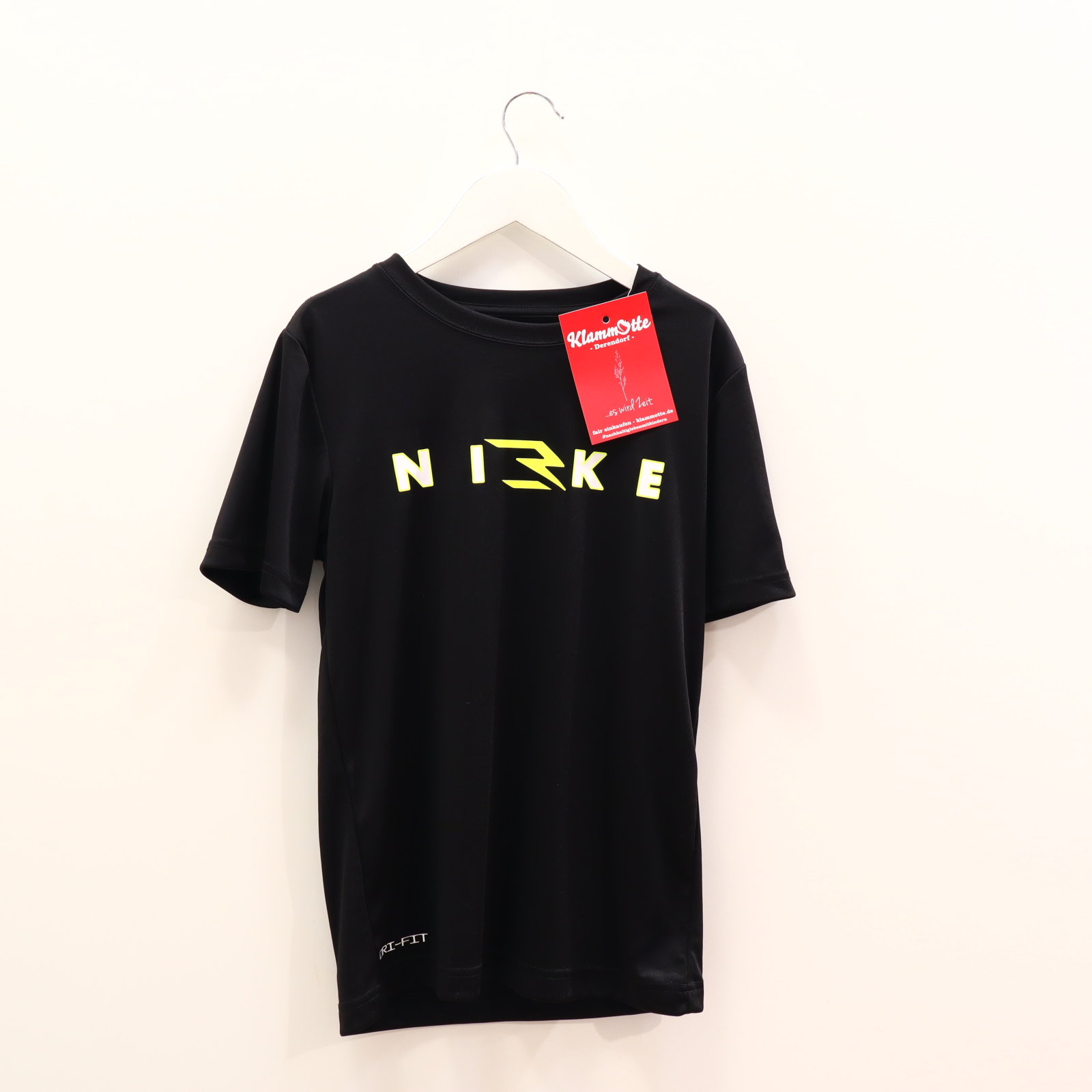 Oberteil NIKE Gr. 134/Gr. 140/Gr. 146 kurzarm/Sportshirt schwarz Logo/Print