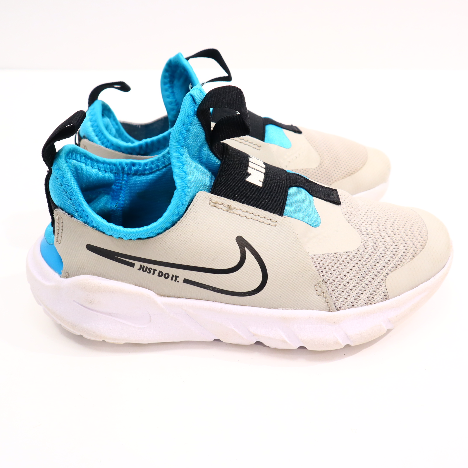 Halbschuhe NIKE Slipper/Sneaker 33 grau/turkis/weiß Abnutzungsspuren an den Kappen/leichte gleichmäßige Ablaufspuren