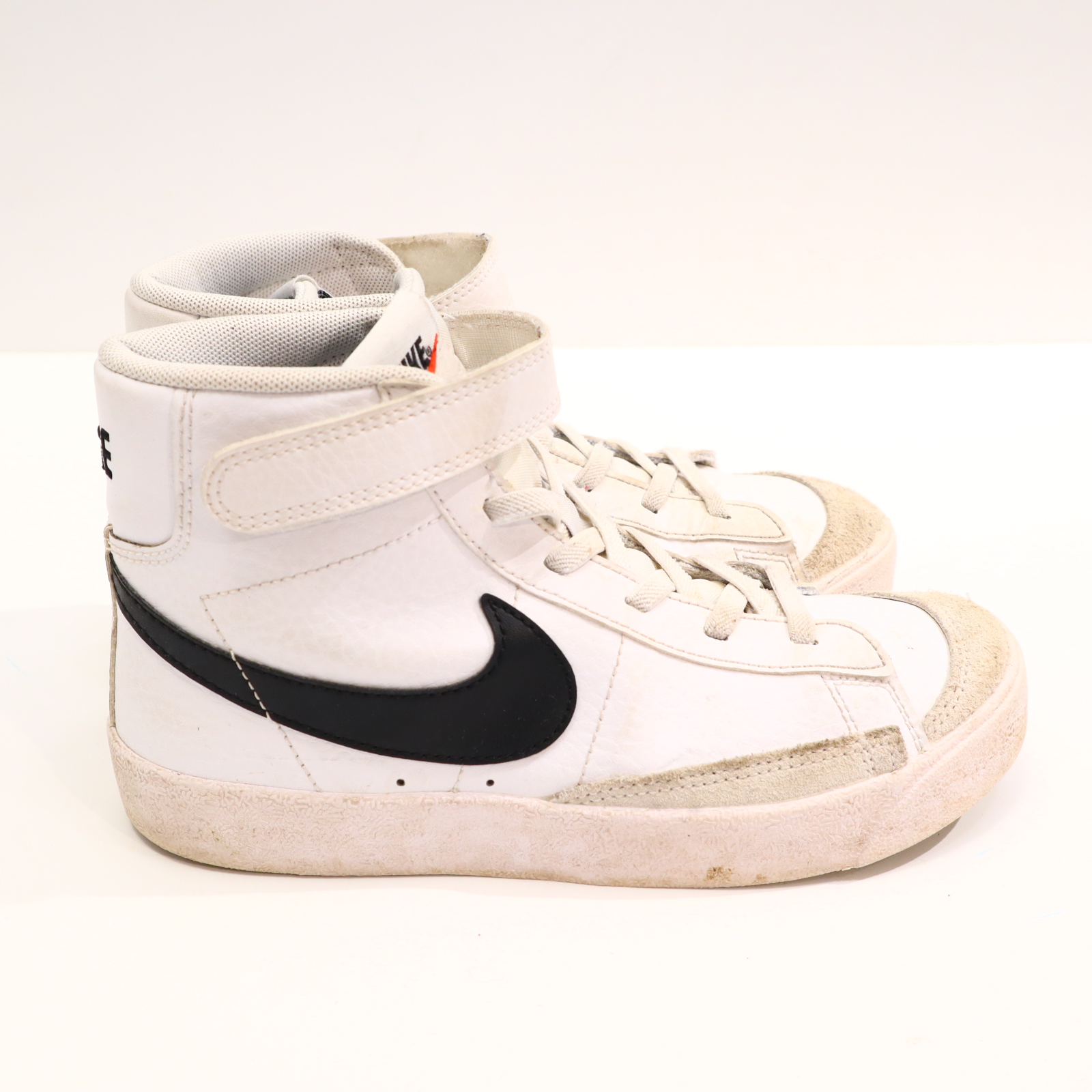 Halbschuhe NIKE Mid/Sneaker 35 schwarz/weiß leichte gleichmäßige Ablaufspuren