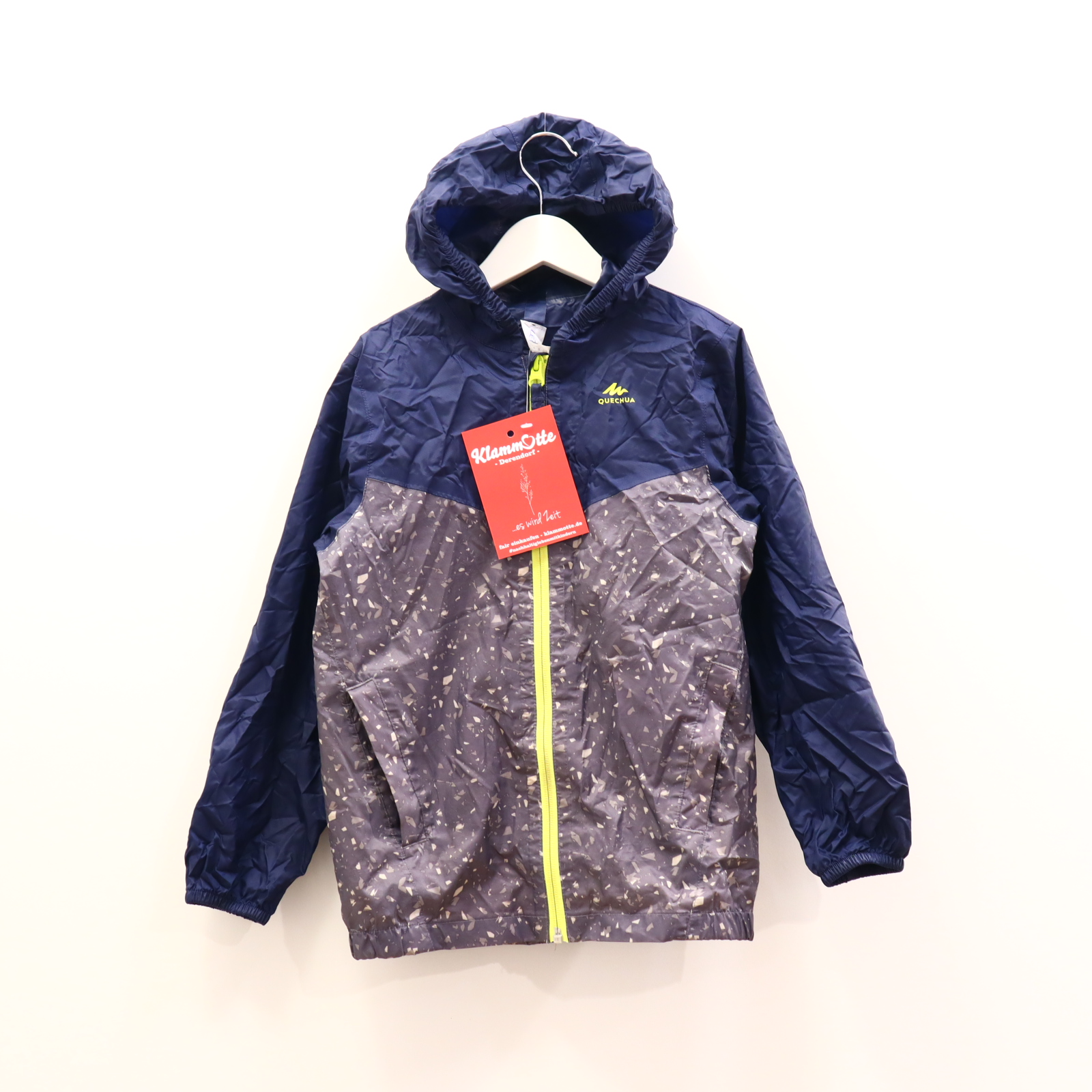 Jacke DECATHLON 116/122 blau/grau Alloverprint Regenjacke verstaubar!