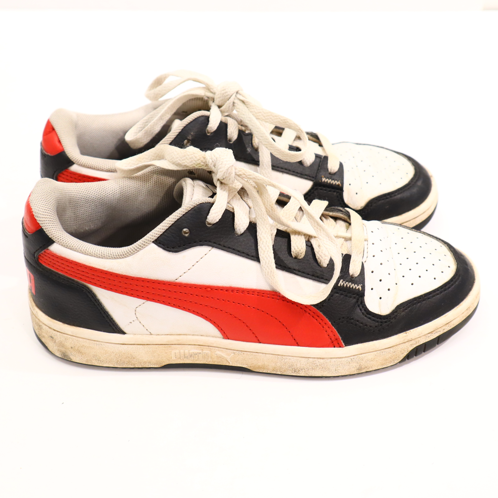Halbschuhe PUMA Schnürschuh/Sneaker 38 rot/schwarz/weiß leichte gleichmäßige Ablaufspuren