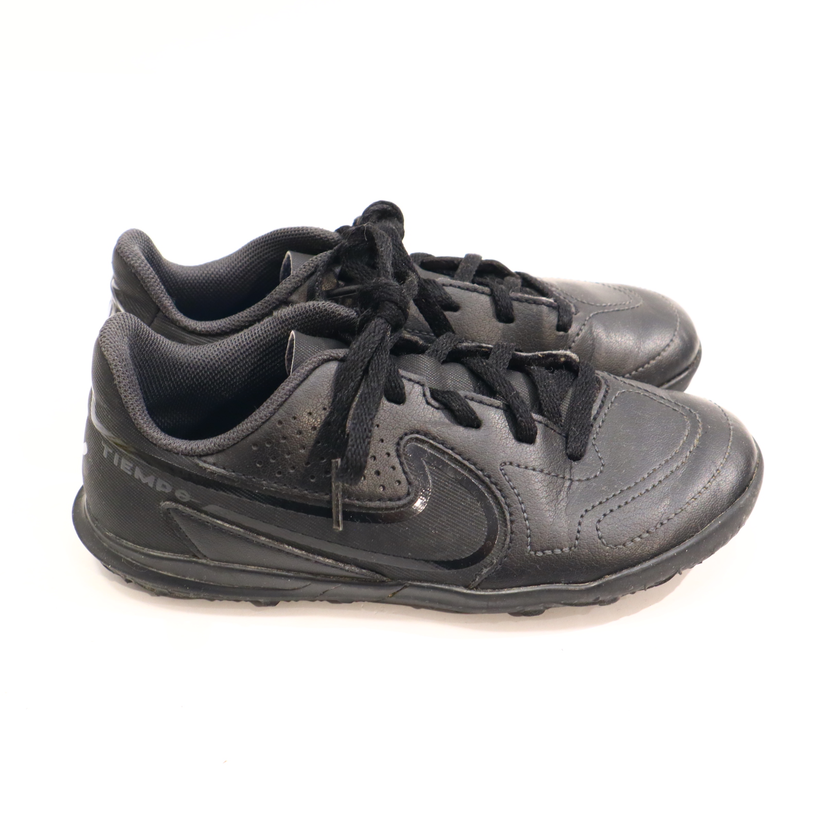 Sportschuh NIKE 31 Fußball/Hartplatz/Kunstrasenschuh schwarz Schnürrschuh leichte gleichmäßige Ablaufspuren