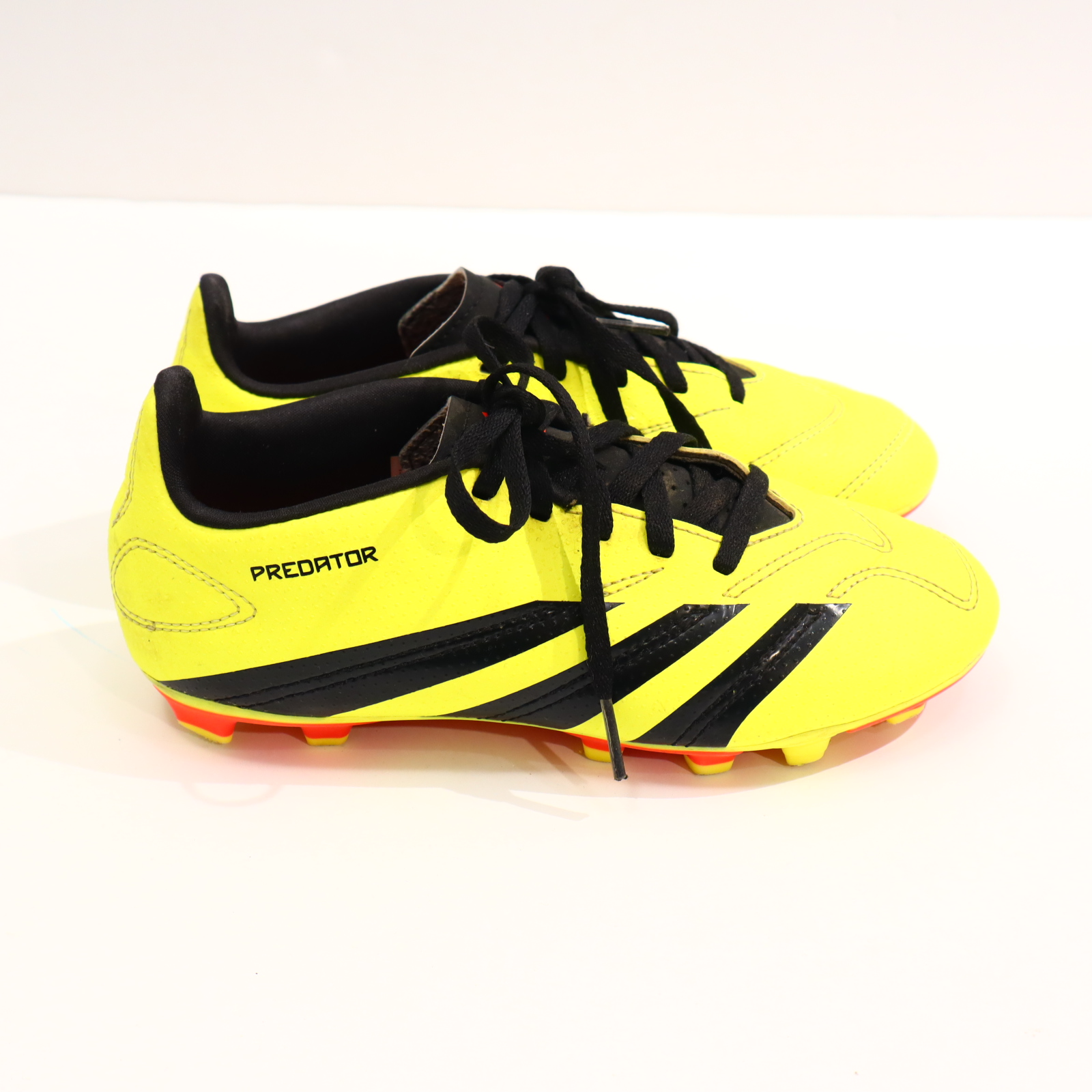 Sportschuh Adidas 35 Fußball/Rasenschuh gelb/schwarz Schnürrschuh PREDATOR leichte gleichmäßige Ablaufspuren