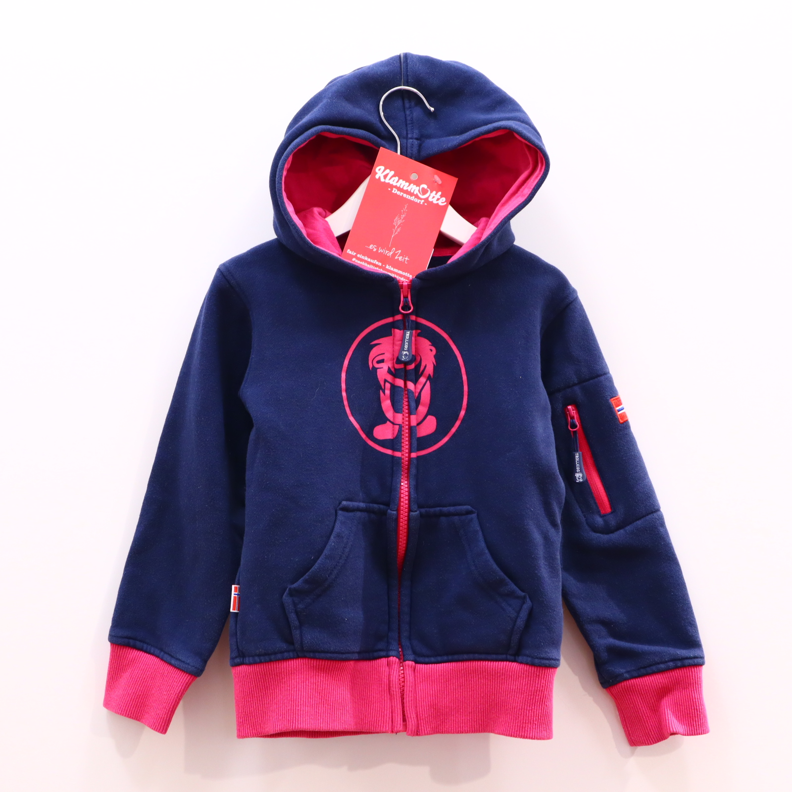 Oberteil TROLLKIDS 116 blau/pink Logo/Print Kapuzenjacke Baumwolle/Polyester