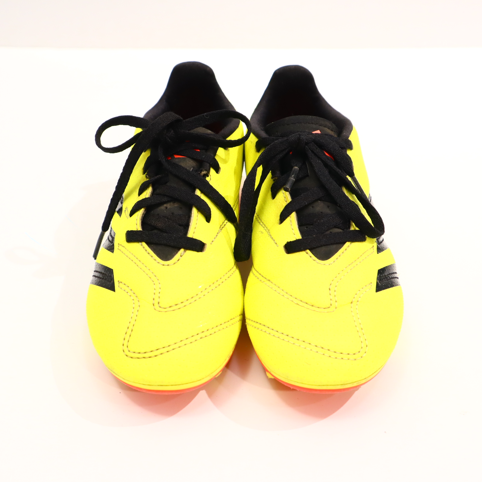 Sportschuh Adidas 35 Fußball/Rasenschuh gelb/schwarz Schnürrschuh PREDATOR leichte gleichmäßige Ablaufspuren