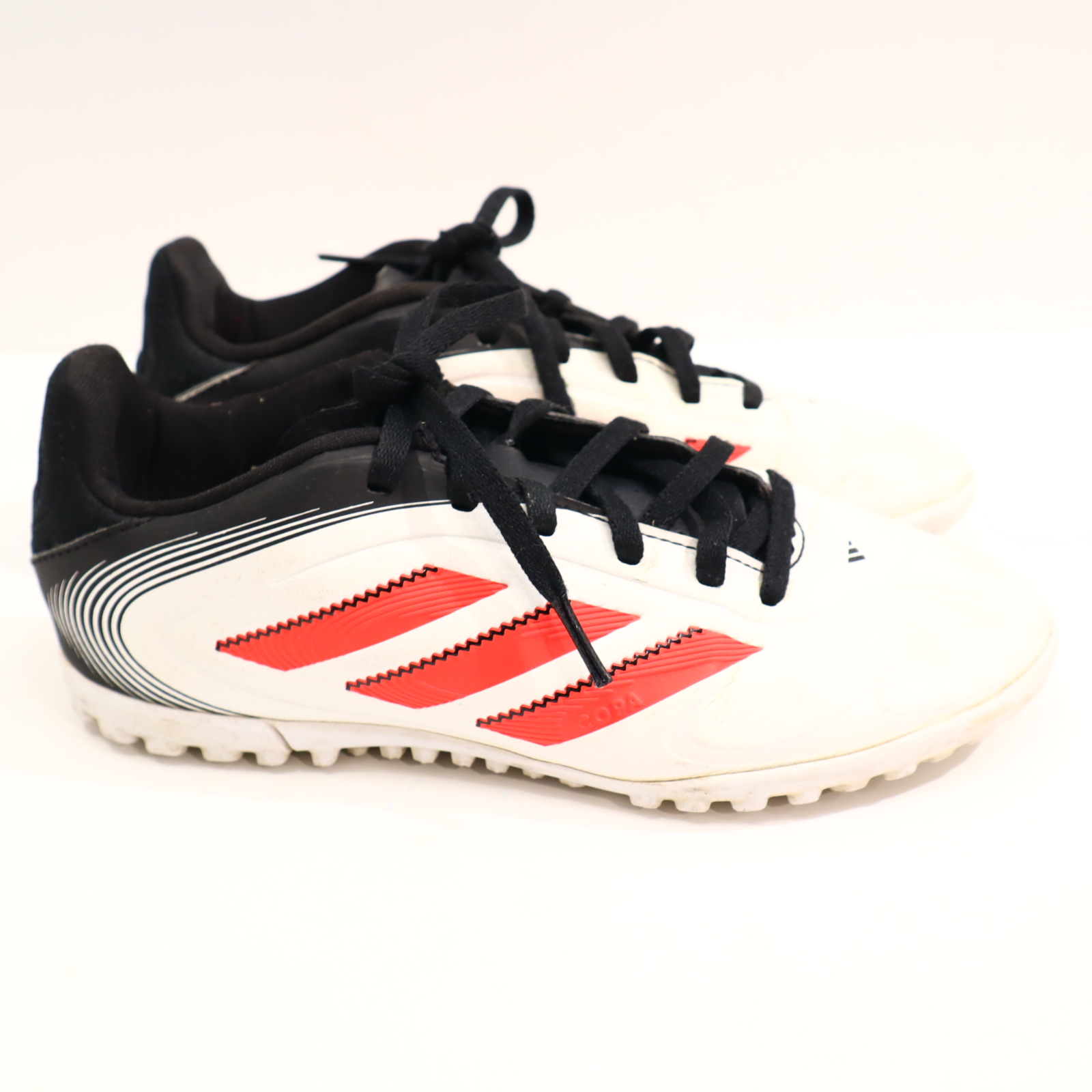 Sportschuh Adidas 35 Fußball/Hartplatz/Kunstrasenschuh rot/schwarz/weiß leichte gleichmäßige Ablaufspuren