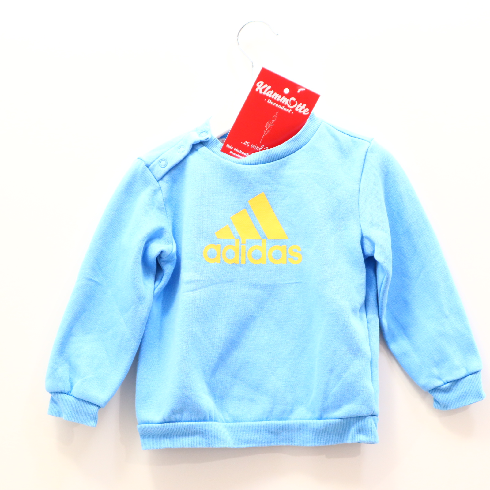 Oberteil Adidas Gr. 86 Sweatshirt hellblau Baumwolle/recycelter Polyester Logo/Print ganz kleiner Fleck!